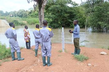 Experten des Rechnungshofs stehen bei einer Prüfung zum Ressourcenmanagement am Niger-Flussbecken.