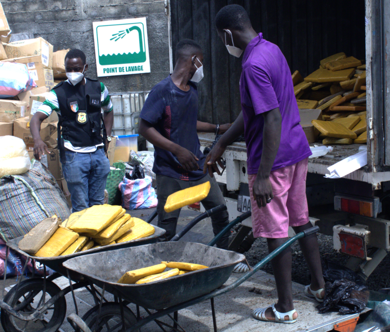 Drei Männer laden Kokain um, das konfisziert wurde.
