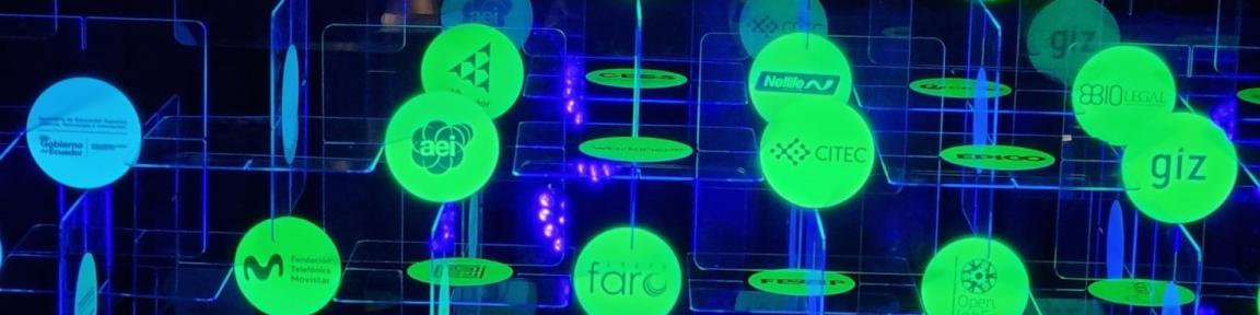 Eine Illustration mit leuchtenden Logos der beteiligten Organisationen auf dunklem Hintergrund