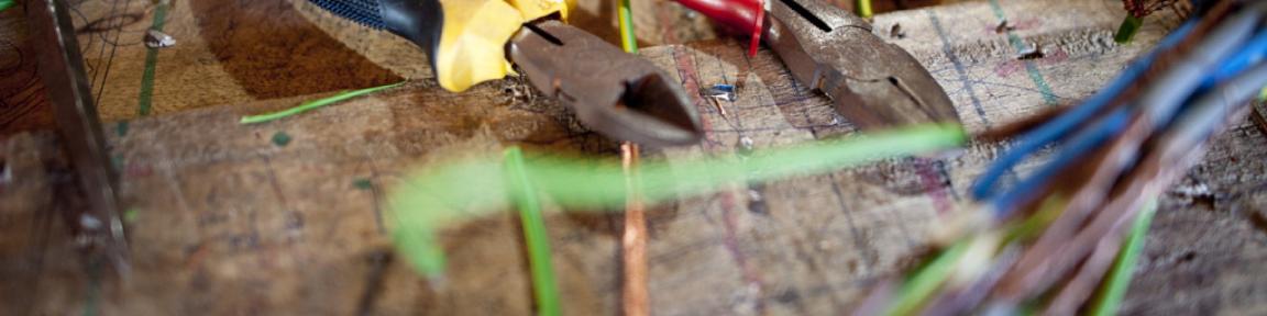 Des outils sont posés à côté de câbles.