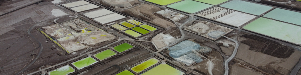 Blick von oben auf eine Rohstoffmine