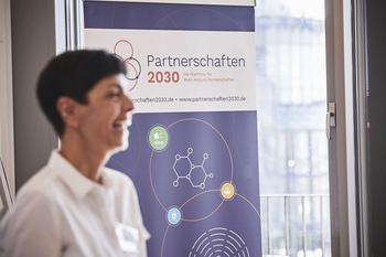 Moderatorin Dr. Minu Hemmati bei einer Veranstaltung von partnerschaften2030 in Köln