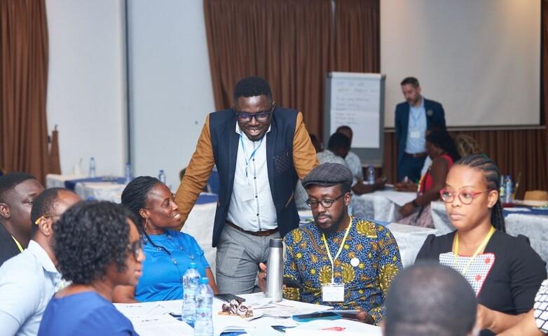 Several participants of a training sit around a table and discuss