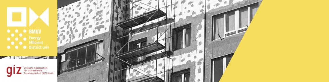 Житловий будинок з риштуванням та ремонтними роботами фасаду