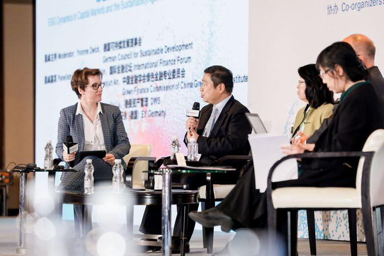 德国和中国代表在峰会上发言。