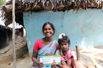 Haushalte werden darüber informiert, dass PM-JAY sie im Krankheitsfall sozial absichert.