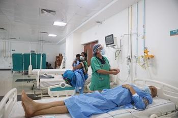 PM-Jay bietet hilfsbedürftigen Menschen bargeldlosen Krankenhausaufenthalt und ist über ein Netzwerk von öffentlichen und privaten Krankenhäusern zugänglich.