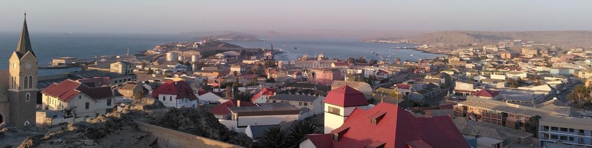 Blick auf die Stadt Lüderitz in der Region ǁKharas, Namibia.