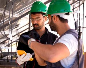 Tunisie. Mesure de la tension sur une installation photovoltaїque à vocation didactique et pé-dagogique au centre de formation professionnelle Technopôle de Borj Cedria. © GIZ