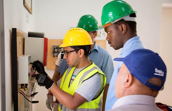 Tunisie. Mesure de la tension sur le boîtier de sécurité d’une installation photovoltaїque à vo-cation didactique et pédagogique au centre de formation professionnelle Technopôle de Borj Cedria. © GIZ