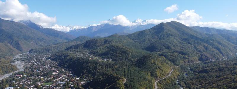 Stadt in einer Gebirgslandschaft.