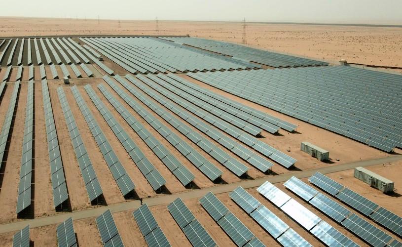 Des rangées de panneaux solaires installés dans un paysage désertique en Tunisie.