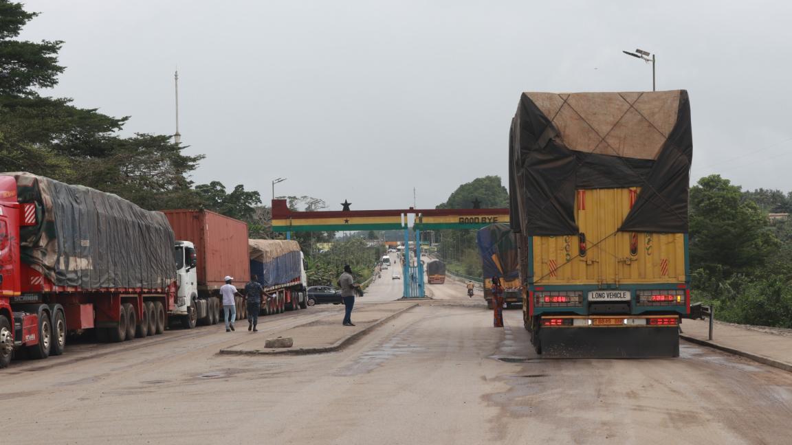 Camião numa passagem fronteiriça.