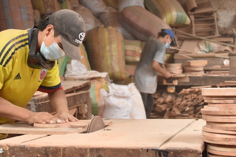 Tischler verarbeiten Holz.