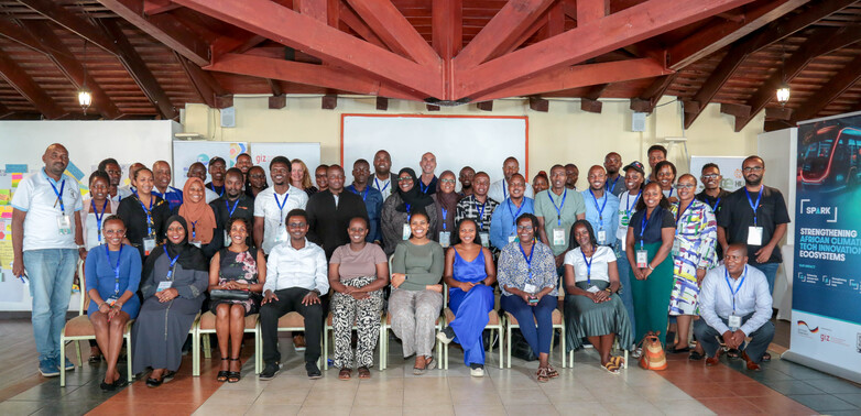 Das SPARK-Team und die Workshop-Teilnehmenden aus Wissenschaft und Wirtschaft posieren während des Blue Economy Innovation and Investment Summit in Mombasa, Kenia.