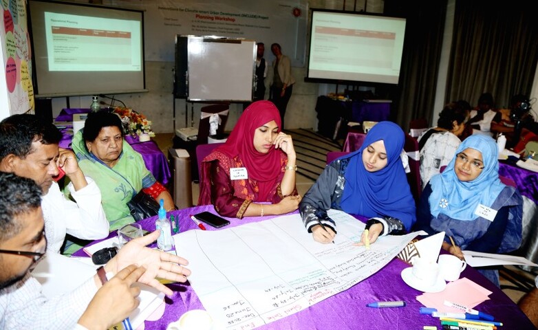 Menschen nehmen am Planungsworkshop in Rajshahi, Bangladesch, teil.