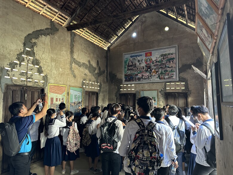 Schüler besuchen den Ort des Verbrechens in Wat Samrong Krong.