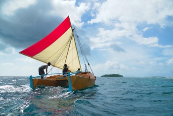 Katamaran Waan Aelon in Majel (WAM) auf dem Meer