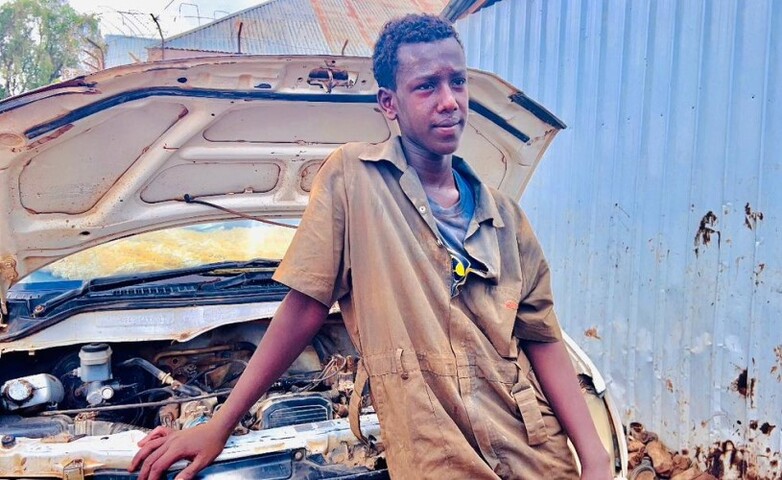 Ein junger Mann absolviert in Baidoa, Somalia, eine Ausbildung als Mechaniker.