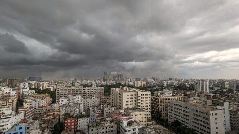 Eine moderne Stadt unter grauem Himmel.