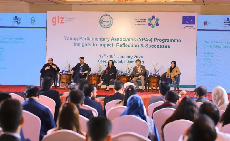 Das Young Parliamentary Associates (YPAs) Programm richtet eine Veranstaltung unter dem Motto "Reflection & Sueccesses" aus. In einem Konferenzsaal im Serena Hotel in Islamabad diskutieren mehrere Panel-Teilnehmer*innen vor einem aufmerksamen Publikum.