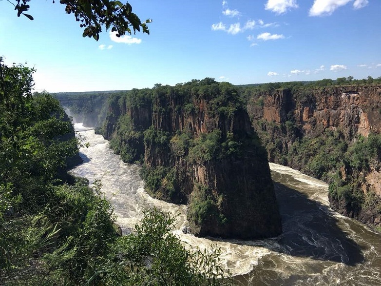 Der Fluss Sambesi fließt in Simbabwe durch riesige Felsschluchten.