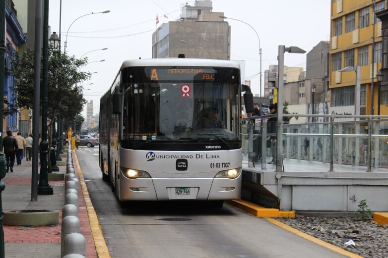 Ein Bus in der Stadt.