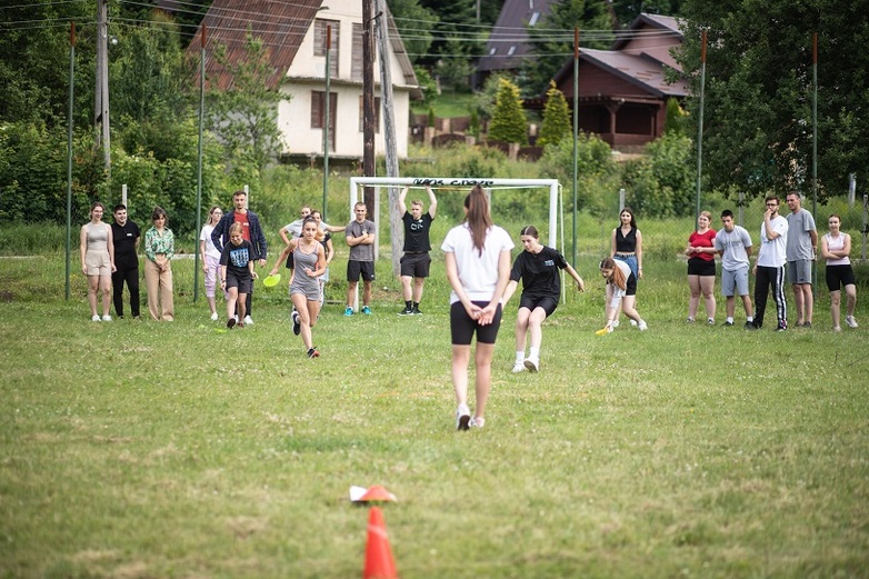 Schüler*innen während einer Sport für Entwicklungs-Lerneinheit.