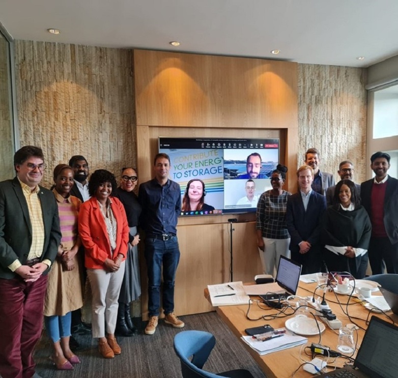 Gruppenfoto während einer Hybrid-Videokonferenz zum Dialog von Industrieverbänden für erneuerbare Energien im Oktober 2023.