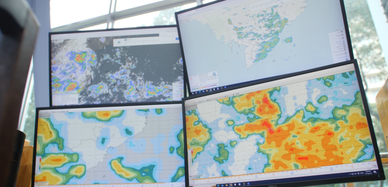 Vier Bildschirme zeigen digitale Klimadaten von Vietnam.