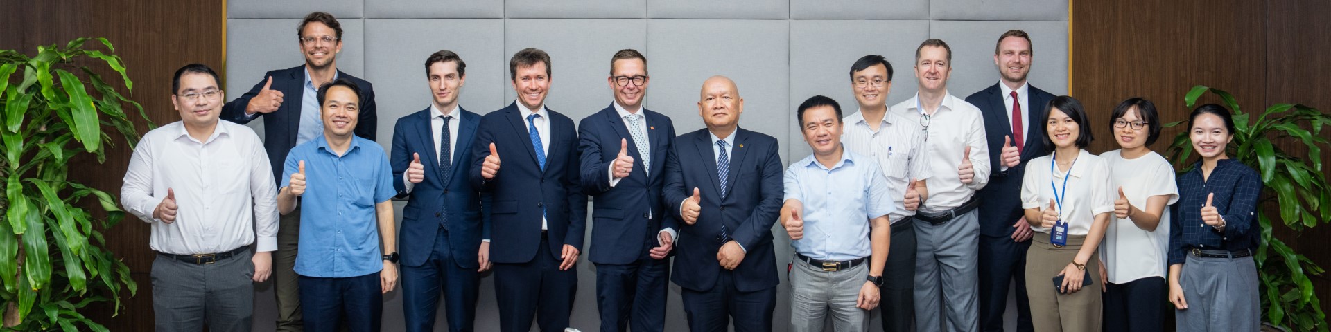 Vertreter des BMWK treffen Vertreterinnen des Vietnamesischen Frauennetzwerks und posieren für Gruppenfoto.