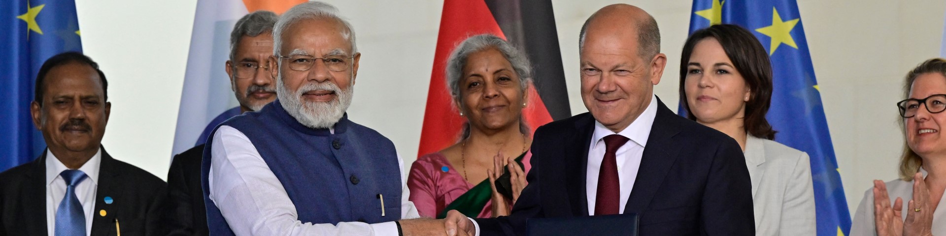 Narendra Modi und Olaf Scholz schütteln sich die Hand.