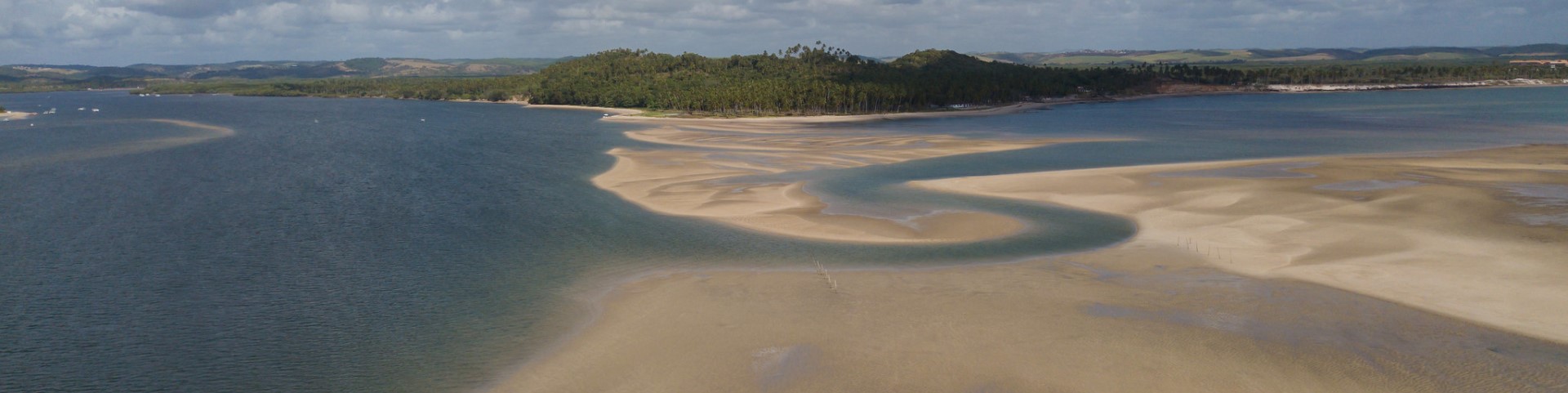 Panoramaaufnahme des Mündungsgebiets des Rio Formoso im Meeresschutzgebiet Guadalupe. Sehr gut zu erkennen sind die weitläufigen Sandbänke und die natürliche Landschaft der Umgebung. 