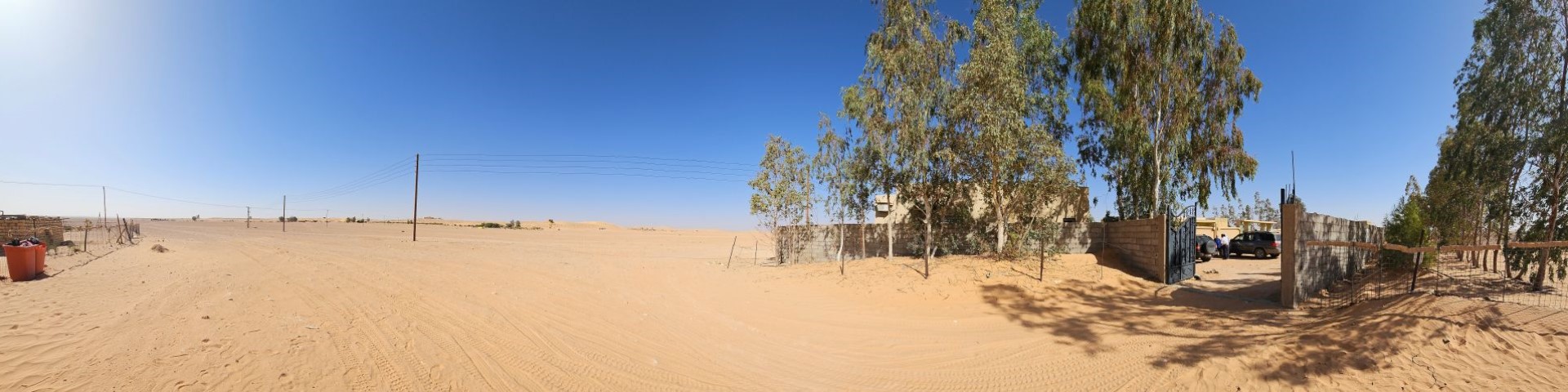 Einfahrt an einer Wüstenstraße zum Gesundheitszentrum in Zintan, im Westen Libyens.