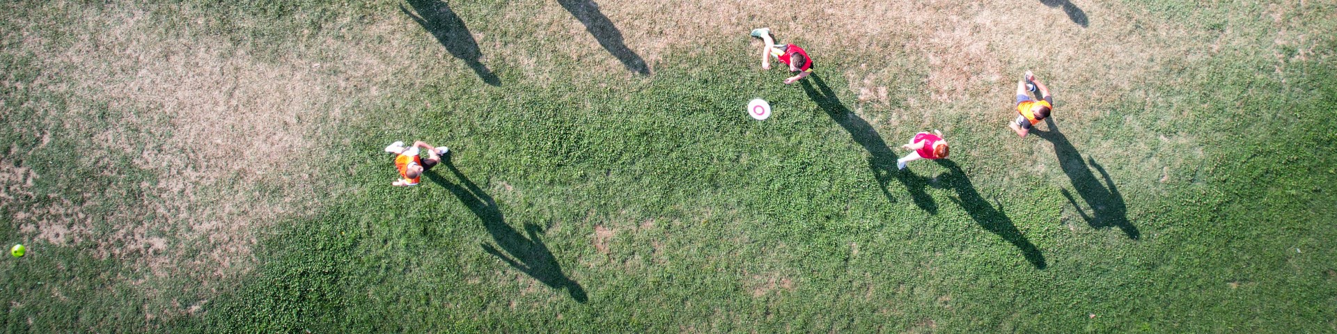 Luftaufnahme junger Menschen, die Frisbee spielen.