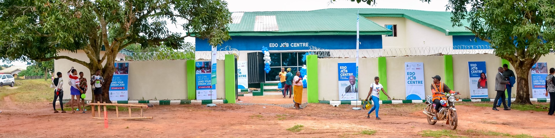 Mehrere Personen vor einem Jobcenter im ländlichen Gebiet Nigerias.