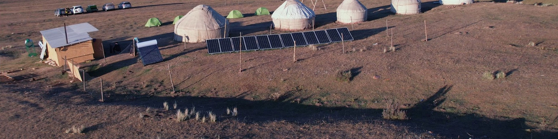 Solarmodule und Sonnenkollektoren im Green Yurt Camp in der Region Yssyk-Kul in Kirgisistan.