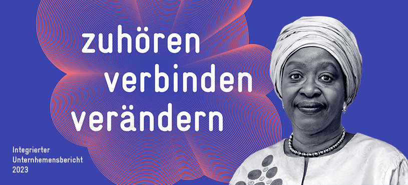 Bild einer Frau mit einem Wickeltuch um die Haare vor dem Titelblatt des Integrierten Unternehmensberichts der GIZ 2023 mit dem Slogan “Zuhören, verbinden, verändern”.