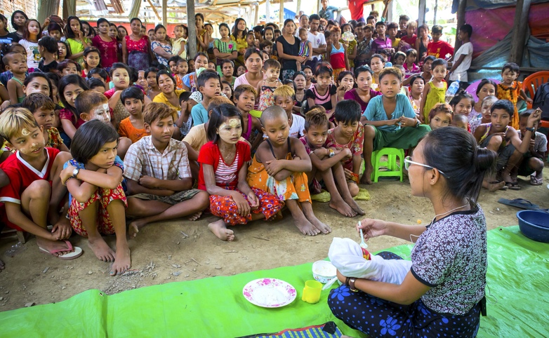 Eine Frau in Myanmar spielt in einem Gemeinschaftstheaterstück mit dem Titel "Food Taboos in the First 1,000 Days of Childhood Nutrition".