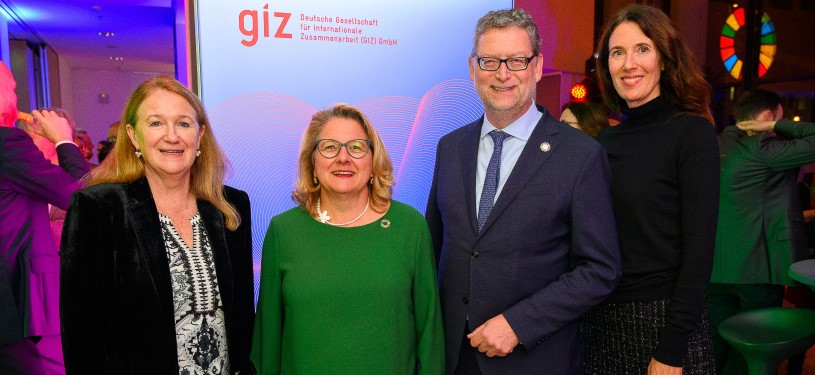 Entwicklungsministerin Schulze, GIZ-Vorstandsmitglieder Hoven, Schäfer-Gümbel, Herken.