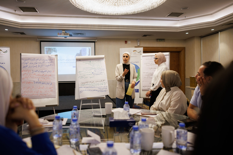 Gruppendiskussion mit Absolvent*innen des Universitätskurses „Gemeindenahe psychosoziale Unterstützung im Kontext von Zwangsmigration und Gewalt“, 2024.