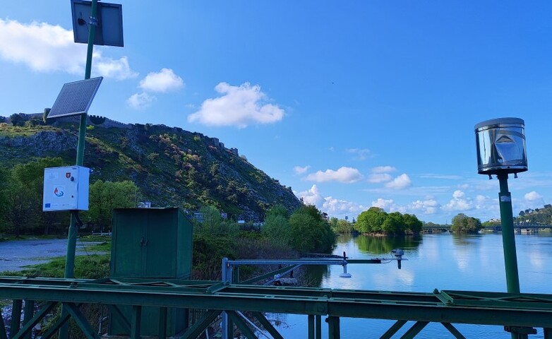 Mit Sensoren und Solarmodulen ausgestattete Überwachungsstation an einem Fluss in Albanien, welche die Bemühungen zur Verbesserung der Hochwasserresilienz im Rahmen des Vorhabens ALBAdapt veranschaulicht.