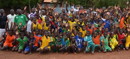 Viele Kinder in Sportkleidung haben sich für ein Gruppenbild versammelt.