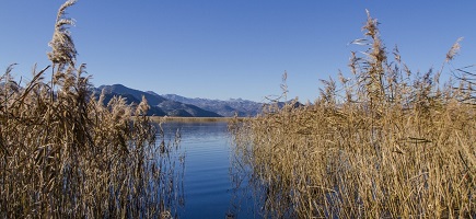 Eine Naturaufnahme mit einem See.