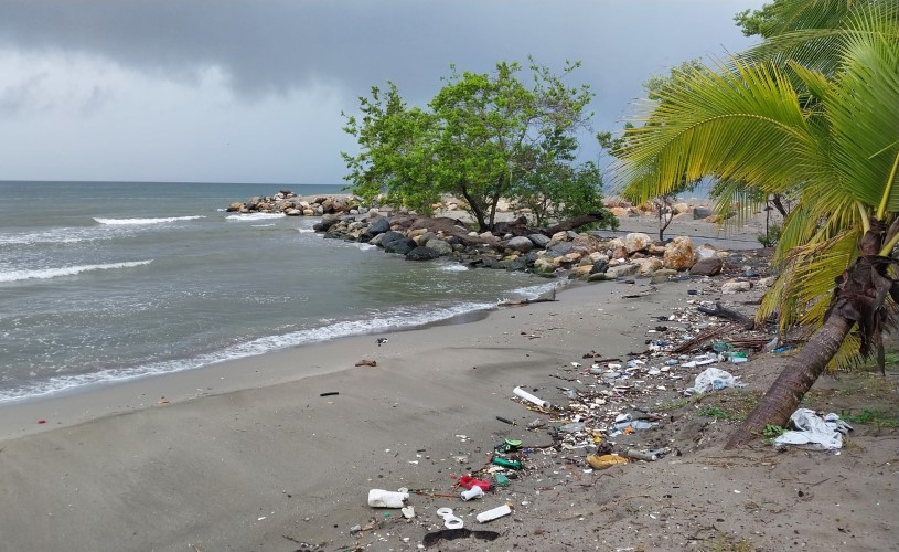 Müll liegt am Strand von Omoa in Honduras