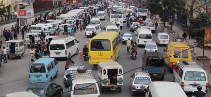  Viele Autos stehen in einem innerstädtischen Stau.