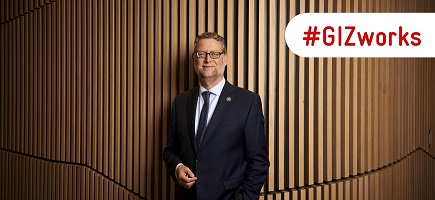 Thorsten Schäfer-Gümbel in front of a panelled wall.