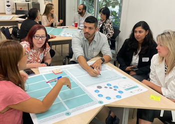 Partes interesadas clave debaten ideas en torno a una mesa, con especial énfasis en las prácticas de economía circular.