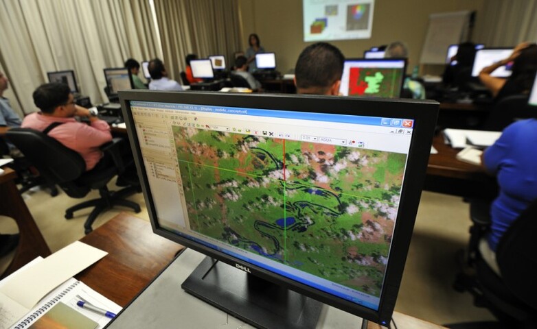 Pantalla de ordenador mostrando imágenes de satélite durante un curso sobre el uso de sistemas de vigilancia para analizar los bosques de los estados ribereños del Amazonas.