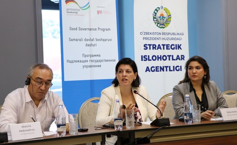 Speakers at the Good Governance Program session in Uzbekistan, addressing issues related to strategic planning and effective public administration.